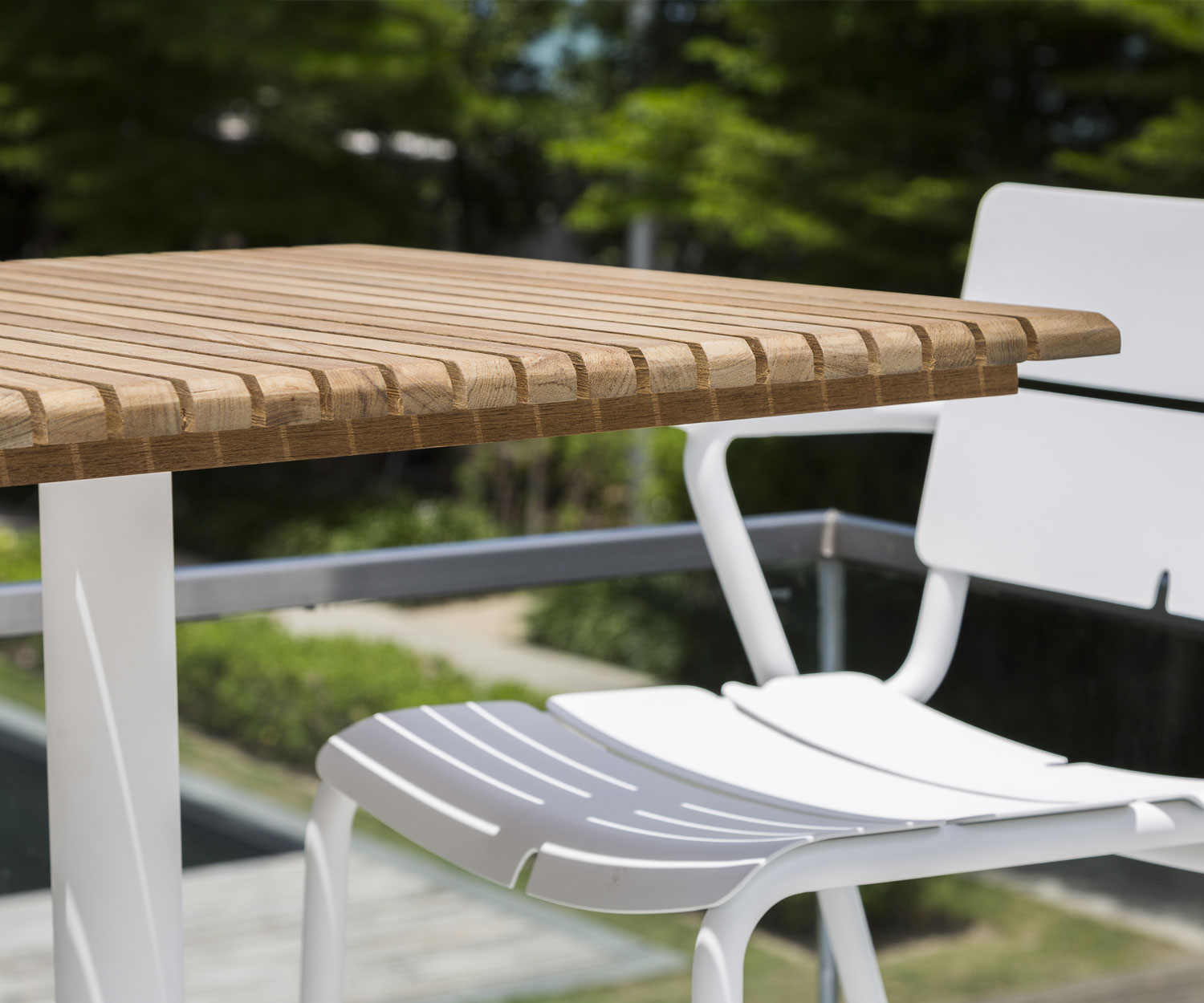 Oasiq Ceru Aluminium Esstisch B 70 cm weiß teak